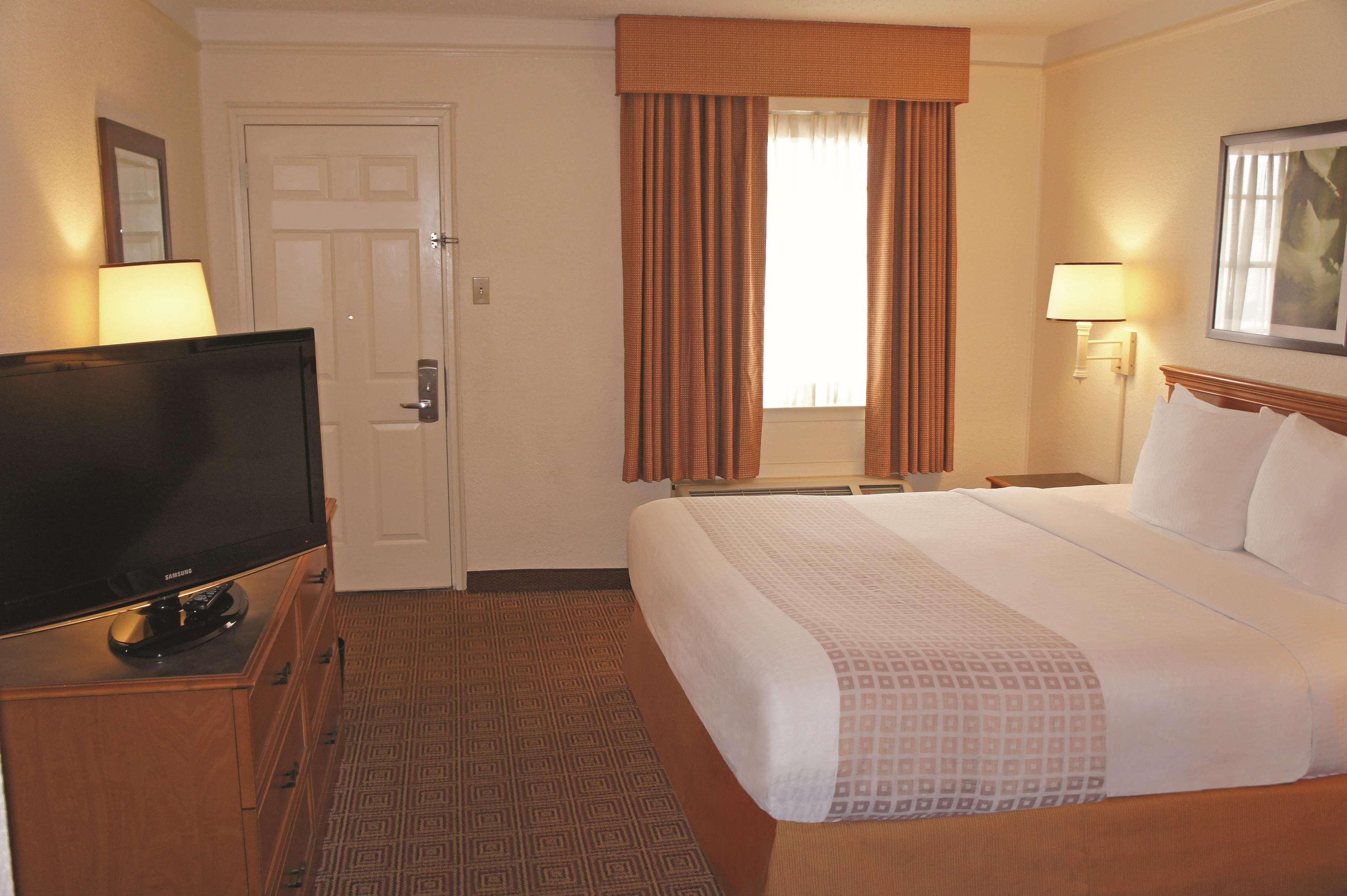 Baymont By Wyndham San Antonio South Park Hotel Bagian luar foto