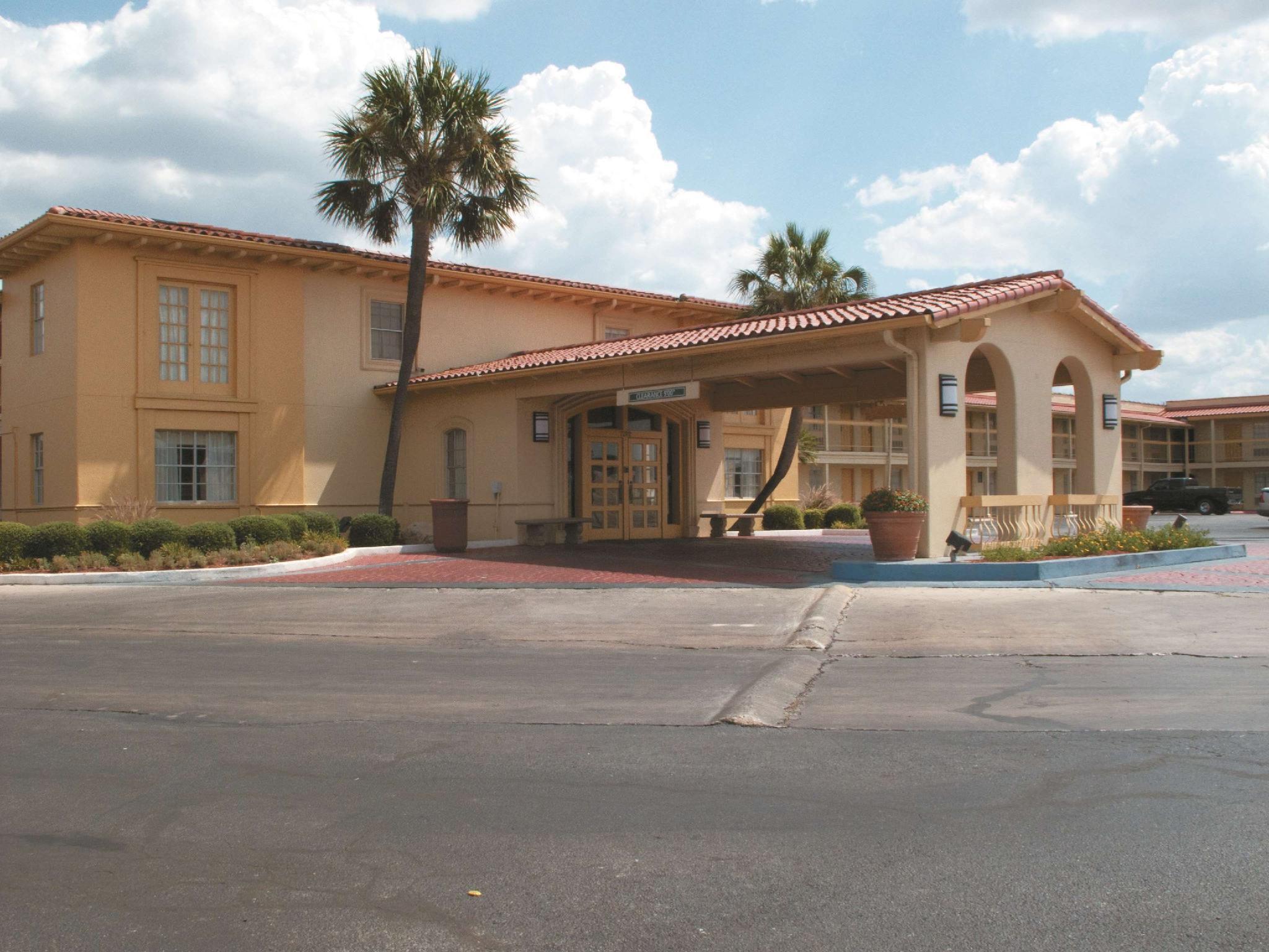 Baymont By Wyndham San Antonio South Park Hotel Bagian luar foto